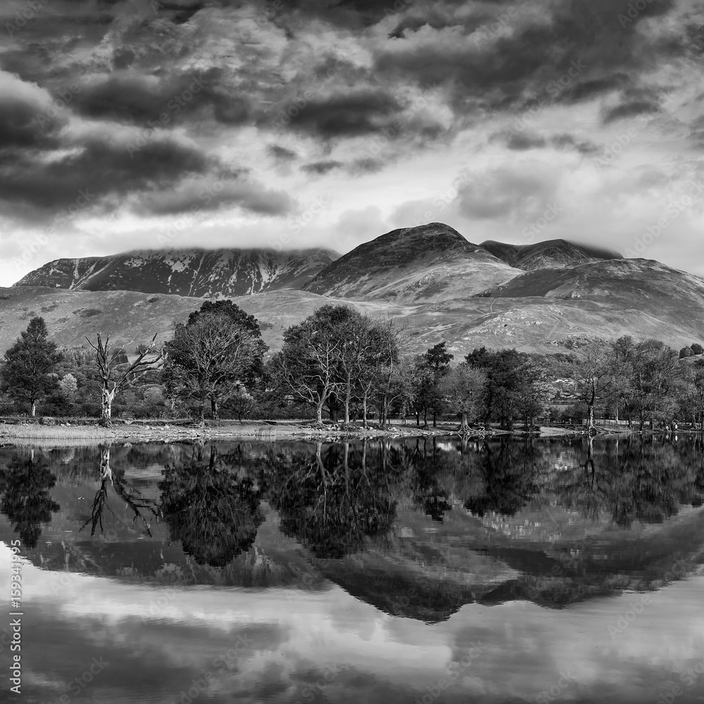 Fototapeta premium Ogłuszanie Jesień Spadek obraz krajobrazowy jeziora Buttermere w Lake District England