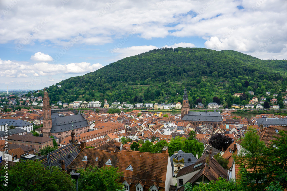 Panorama von Heidelberg bei blauen Himmel wolken