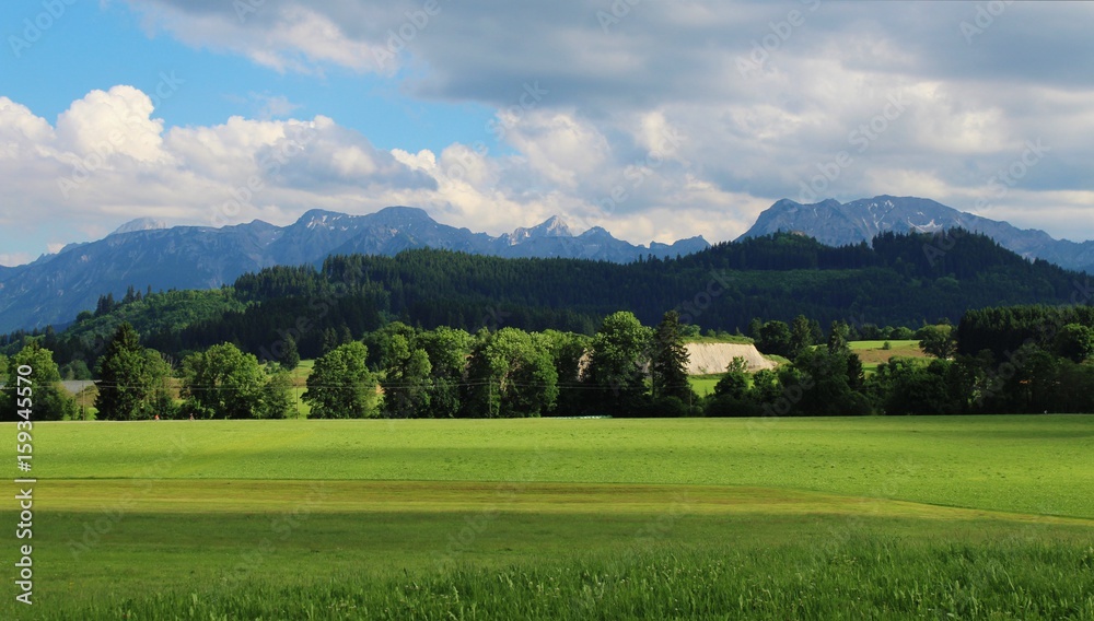 Landschaft mit Abrisskante vor Gebirgszug, Allgäu