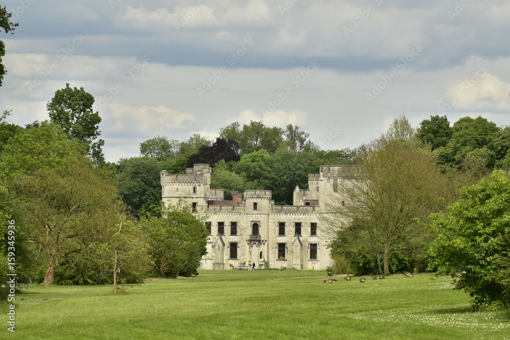 Le château-fort de Bouchout au milieu de la nature luxuriante du Jardin BotaniqueNational de Belgique à Meise 