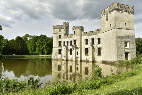 Le château-fort de Bouchout se reflétant dans l'étang principal du Jardin Botanique National de Belgique à Meise 