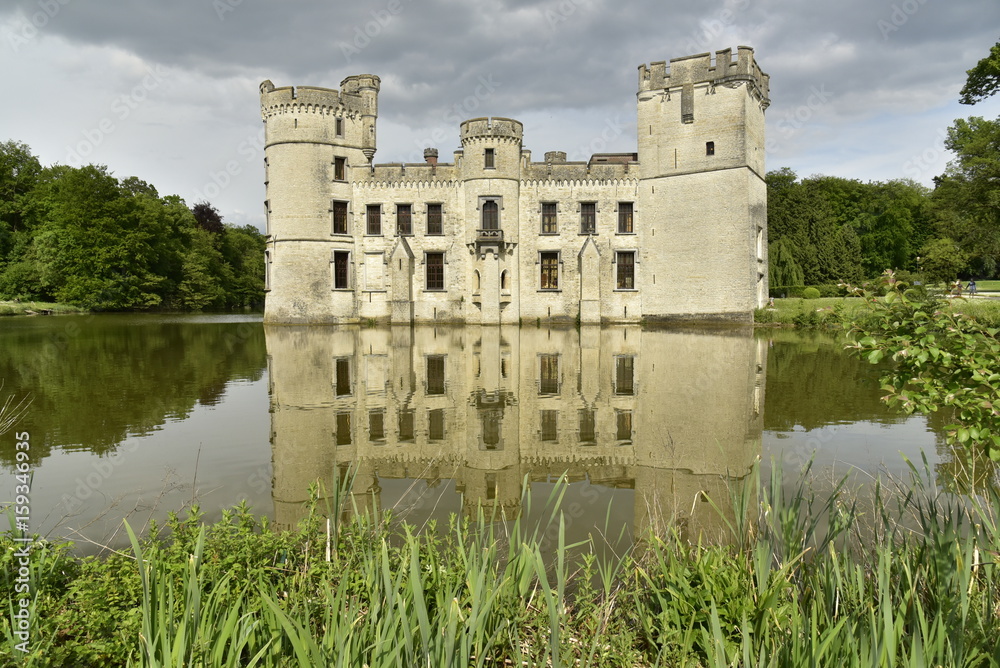 Le château-fort de Bouchout à l'envers et à l'endroit au Jardin botanique National de Belgique à Meise Le château-fort de Bouchout à l'envers et à l'endroit au Jardin botanique National de Belgique à Meise