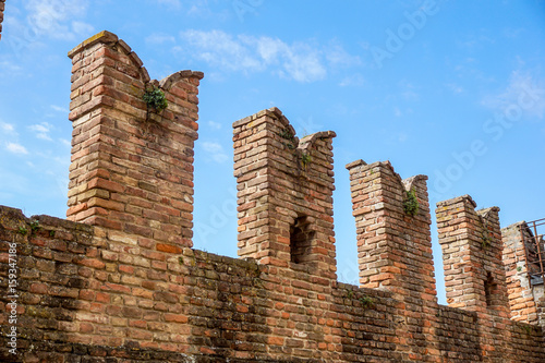Foto Detail of an old fortified wall of the medieval Castle