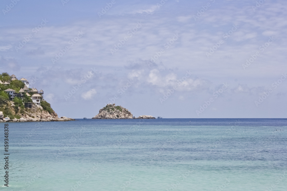 Fototapeta premium Meer mit Häusern in der Klippe mit Insel