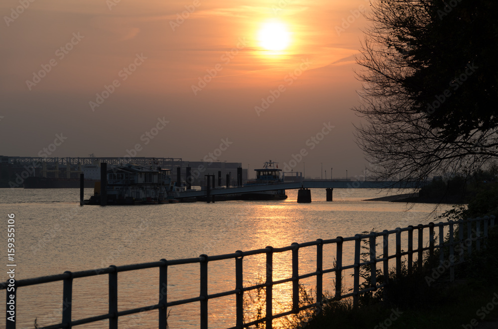 Obraz premium Sonnenuntergang an der Elbe