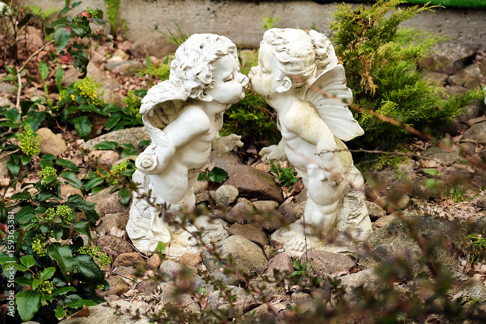 Obraz premium two statues of angels in the garden