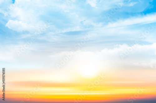 Fototapeta Zmierzchu nieba tło z przejrzystymi chmurami. Ilustracji wektorowych