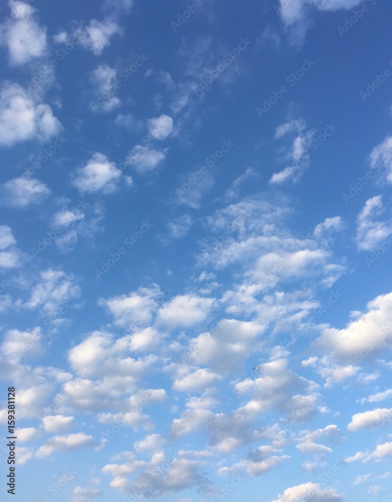 Fototapeta premium późną wiosną wczesne poranne chmury