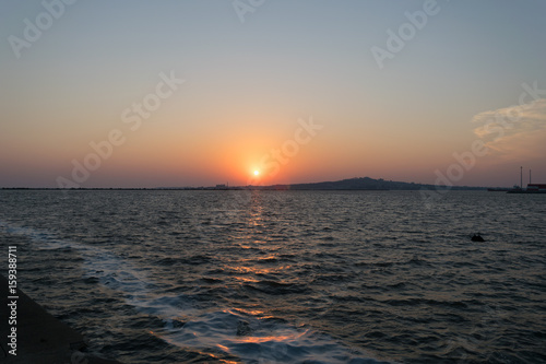 Atardecer en el puerto de montevideo. El sol cae sobre el horizonte en el cerro de Montevideo.