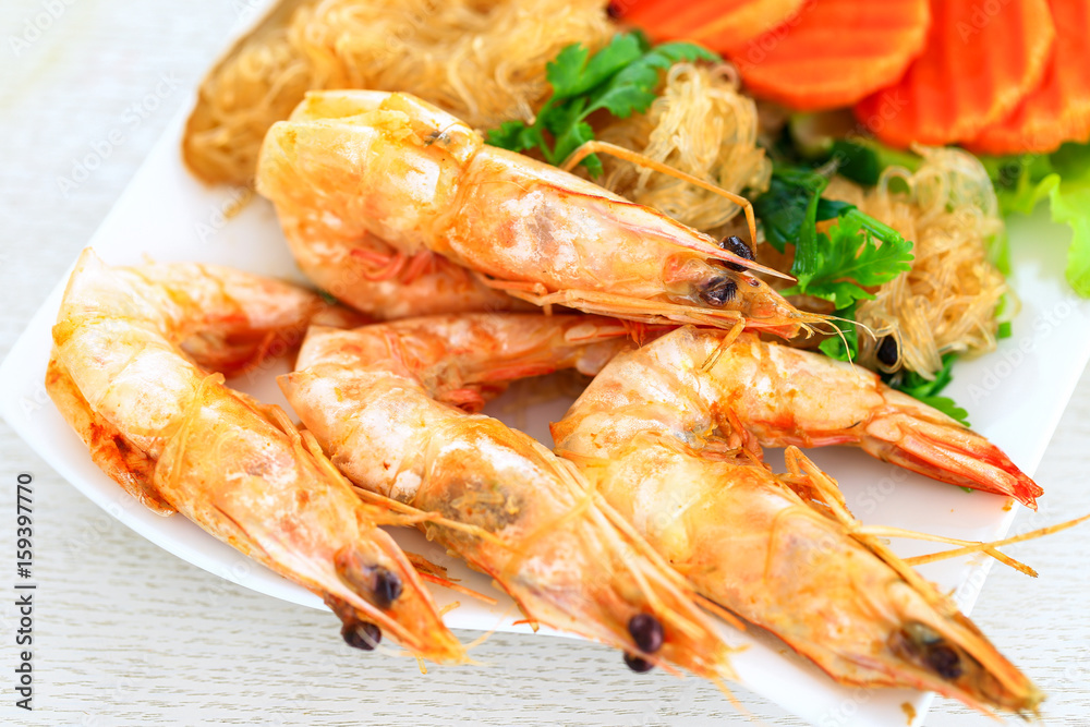 Shrimps with vermicelli served with fresh vegetables as a clean food.