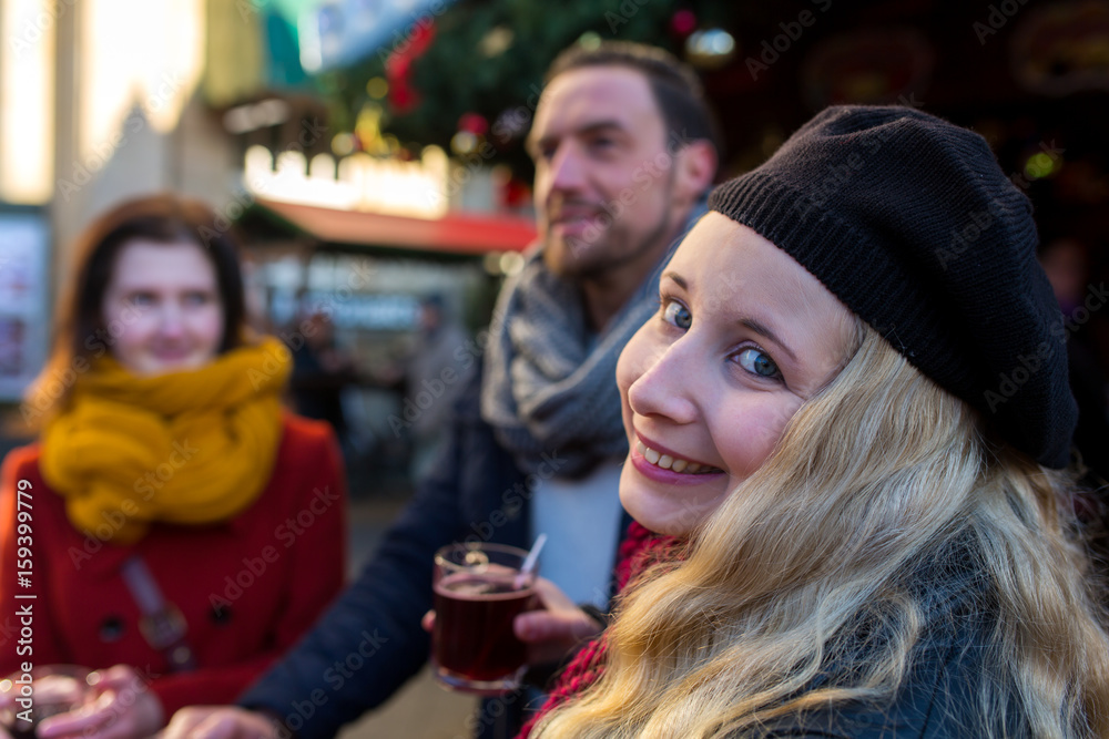 Freunde haben Spaß beim Apres ski und trinken Glühwein Freunde haben Spaß beim Apres ski und trinken Glühwein