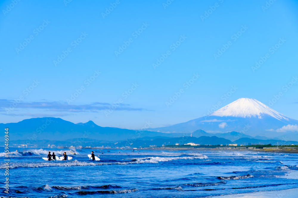 富士山とサーファー