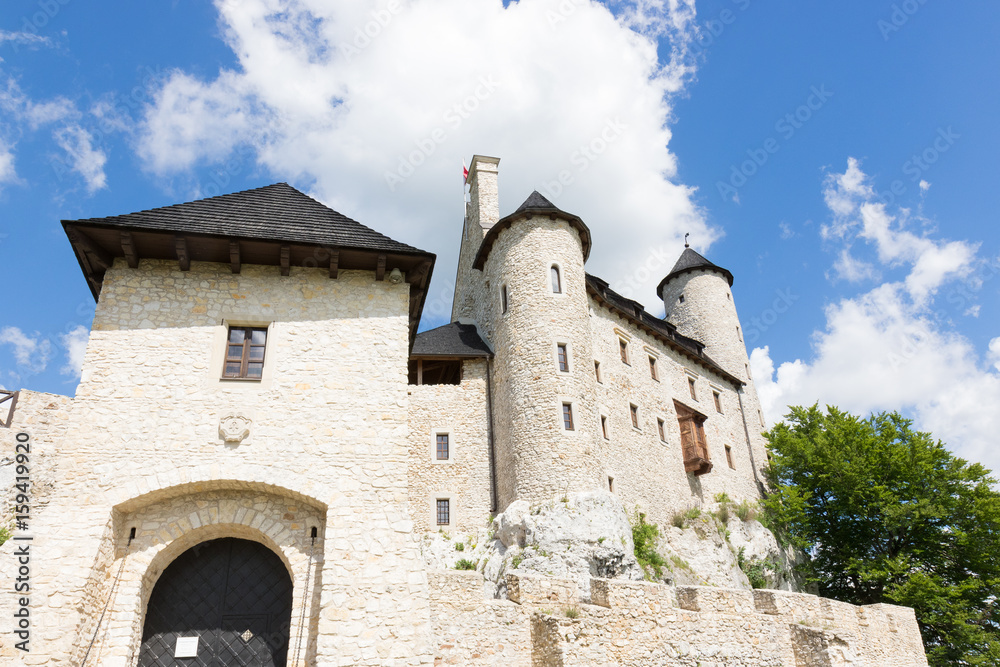 Zamek królewski Bobolice na szlaku Orlich Gniazd w Polsce