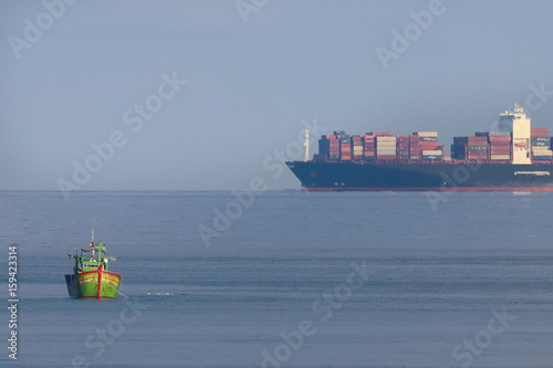 Porte conteneur et bateau de pêche asiatiaque