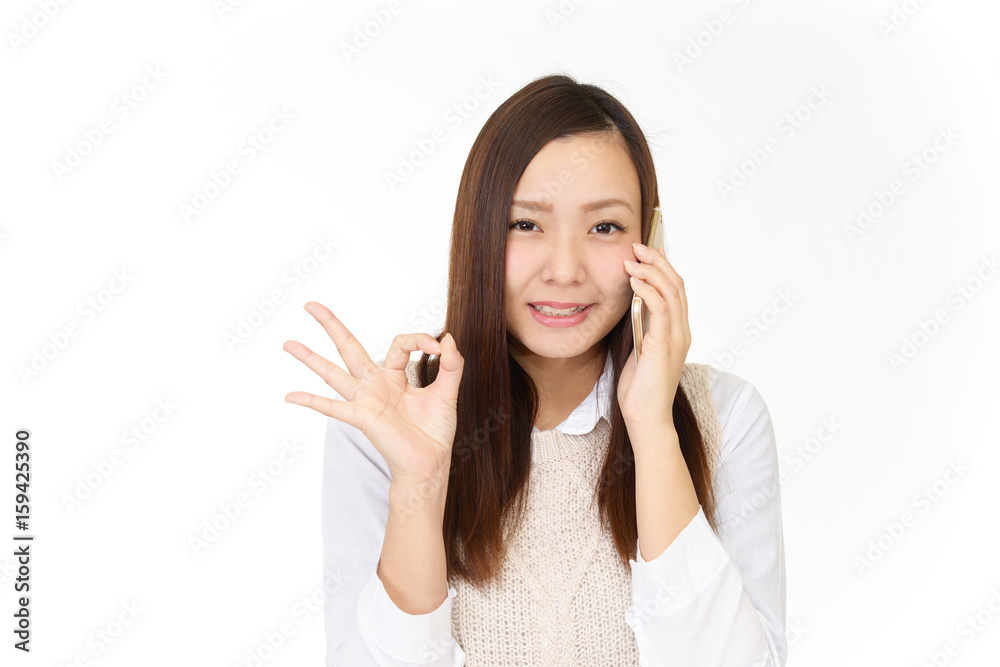 スマートフォンで通話中の女性
