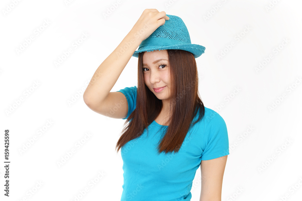 帽子を被る女性