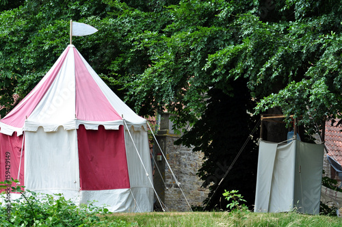 Mittelaltermarkt mit Mittelalter Zelten in der Natur photo