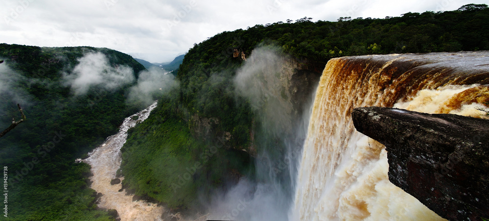 Obraz premium Kaieteur waterfall, one of the tallest falls in the world, potaro river Guyana