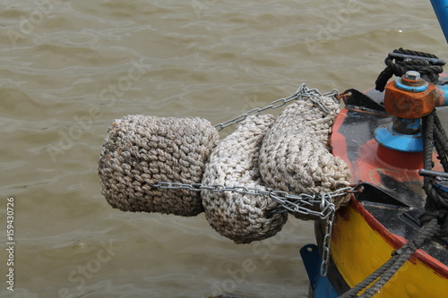 Foto A Rope Fender on the Front of a Canal Narrow Boat.