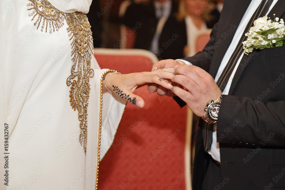 couple mariage oriental avec mains dessinée au henné passant la bague au  doigt Stock Photo | Adobe Stock