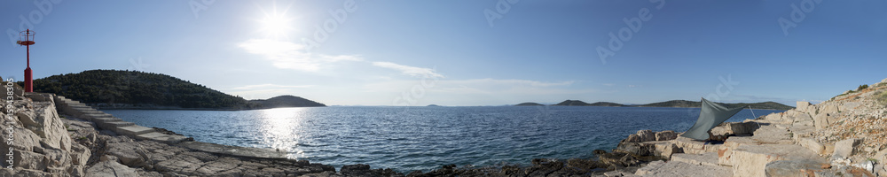 Panorama Frau unter Sonnensegel auf der Insel Zirje, Kroatien