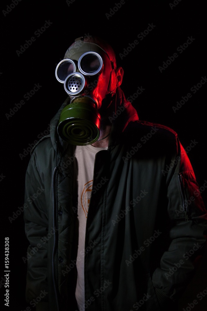 Hombre con máscara de gas Hombre con máscara de gas