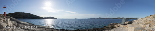 Panorama Frau unter Sonnensegel auf der Insel Zirje, Kroatien © Lunghammer