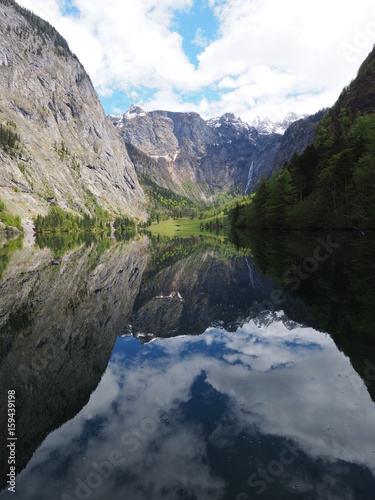Wasserspiegelung am Obersee in Bayern