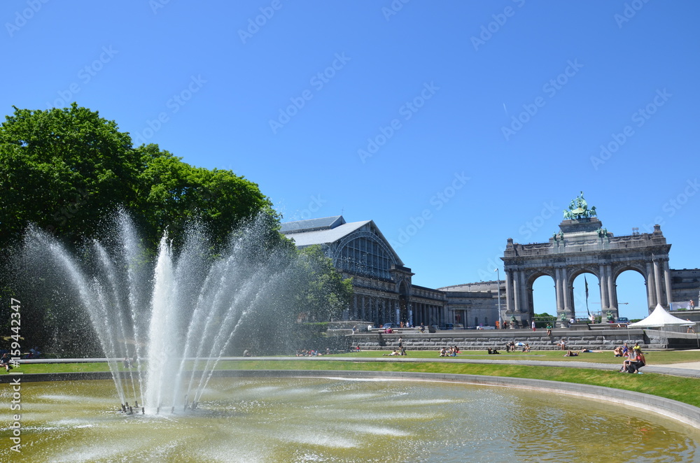 Arc de triomphe et fontaine au parc du cinquantenaire - Bruxelles