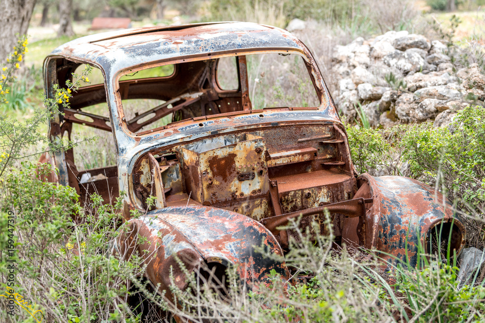 Naklejka Zardzewiały samochód znaleziony na północnym Cyprze