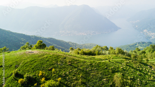 Vista aerea di un sentiero che porta sul Monte Boletto  Alpi  nei pressi del lago di Como. Como  Brunate  Lombardia  Italia