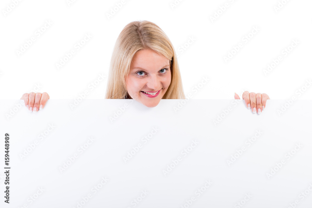 Junge Frau zeigt leeres Schild Junge Frau zeigt leeres Schild