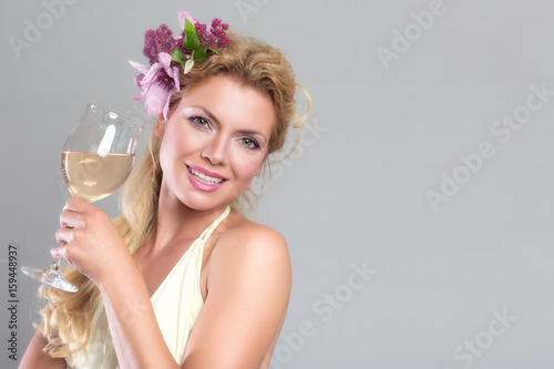 Schöne und fröhliche Frau mit Glas Wein