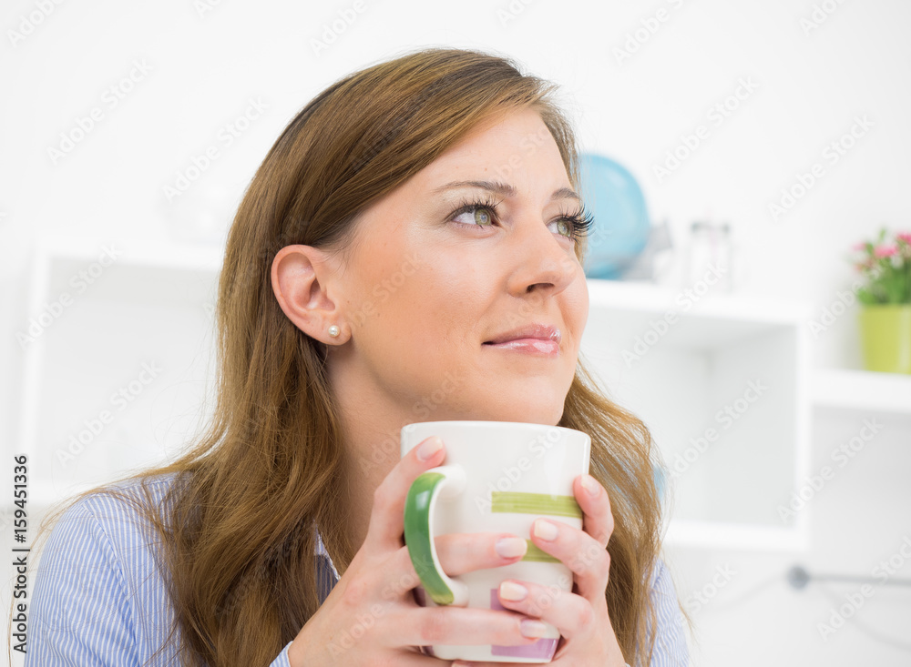hausfrau entspannt mit tasse tee hausfrau entspannt mit tasse tee