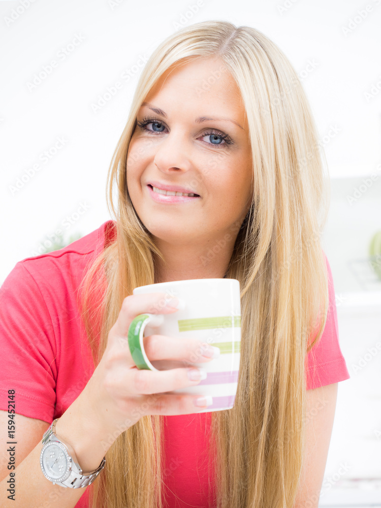 Junge hübsche Frau macht Pause in der Küche Junge hübsche Frau macht Pause in der Küche