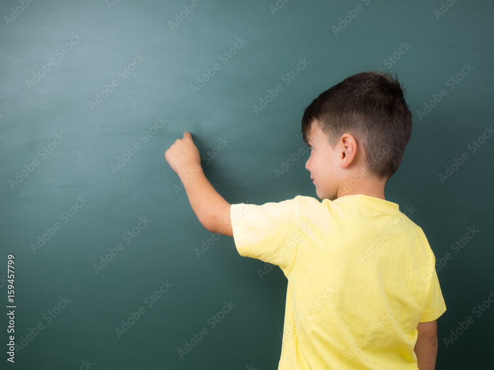 junge grundschule zeigt zur tafel junge grundschule zeigt zur tafel