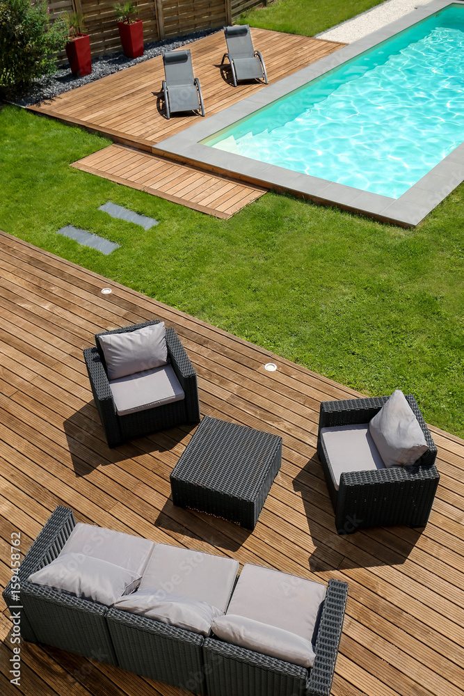 piscine terrasse en bois exotique et mobilier de jardin Stock Photo | Adobe  Stock