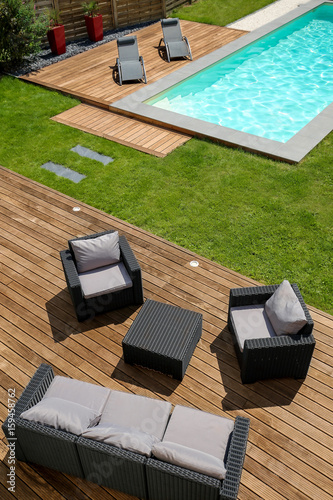piscine terrasse en bois exotique et mobilier de jardin