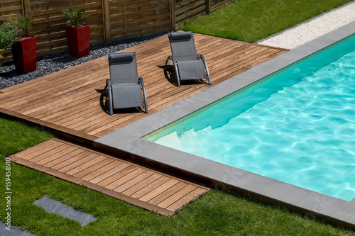 Canvastavla piscine terrasse en bois exotique et transat