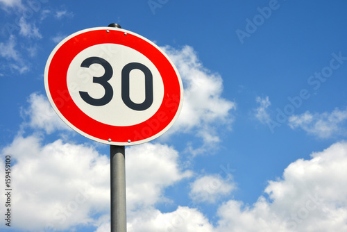 30 Zone, Schild, Verkehrsschild, Verkehrsberuhigung, Achtung, Kinder, Geschwindigkeit, Gefahr, Radarfalle, Höchstgeschwindigkeit, Tempo 30, Tempolimit, Straßenverkehr, Höchstgeschwindigkeit