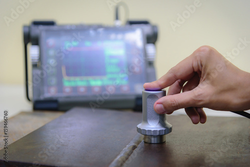 Foto Inspector use ultrasonic testing machine for inspection defect in steel structure
