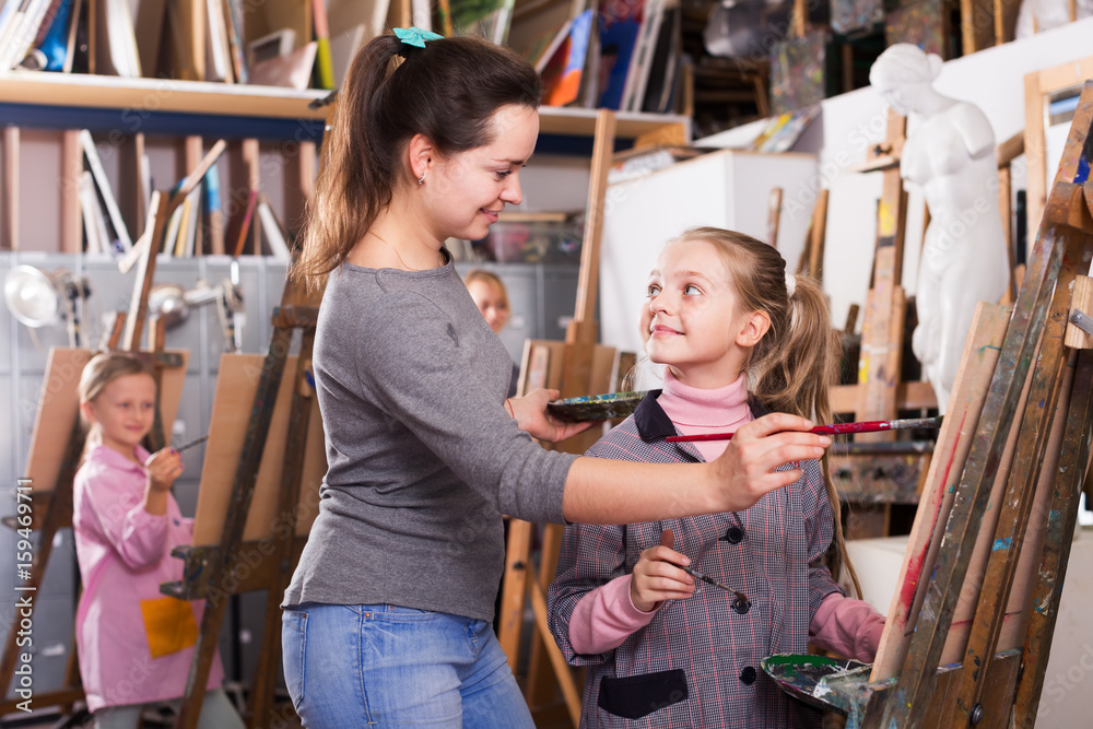 Obraz premium Teacher helping teenage students