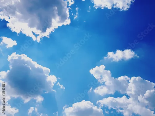 Obraz Pierzaste chmury na tle niebieskiego nieba