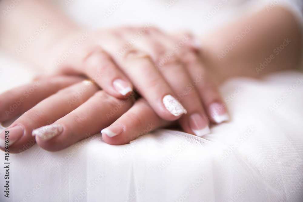 Naklejka premium bride hand on white dress,ready for marriage ceremony