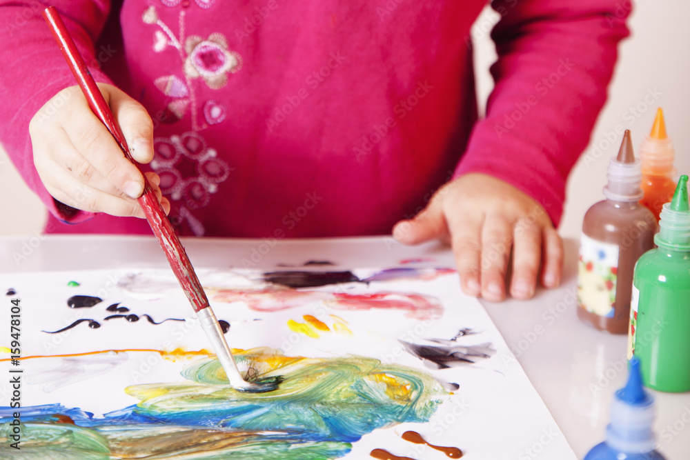 Naklejka premium beautiful baby girl learning to draw (training, development, abilities)