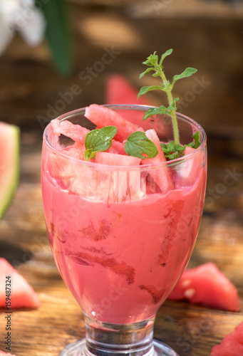 Smoothie aus Wassermelone, eine sommerliche Erfrischung  photo