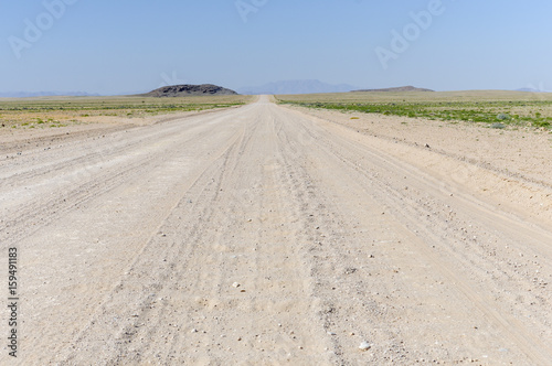 Landschaft mit gerader Strasse   Landschaft mit gerader Strasse bis zum Horizont  Namibia  Afrika.