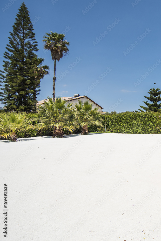 Distesa di sabbia bianca in villa al mare