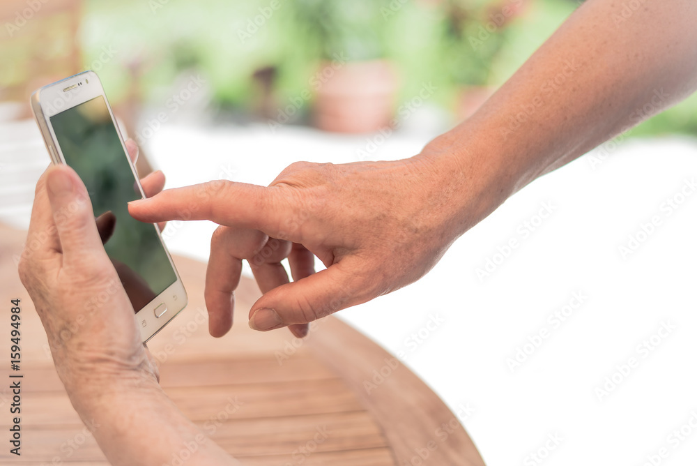 Rentnerin mit Smartphone Rentnerin mit Smartphone