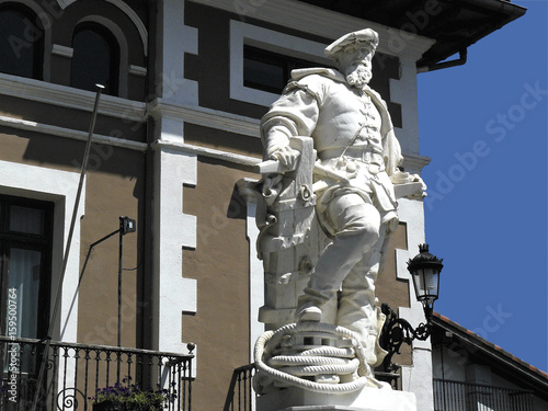 Estatua en granito de Juan Sebastián Elcano photo